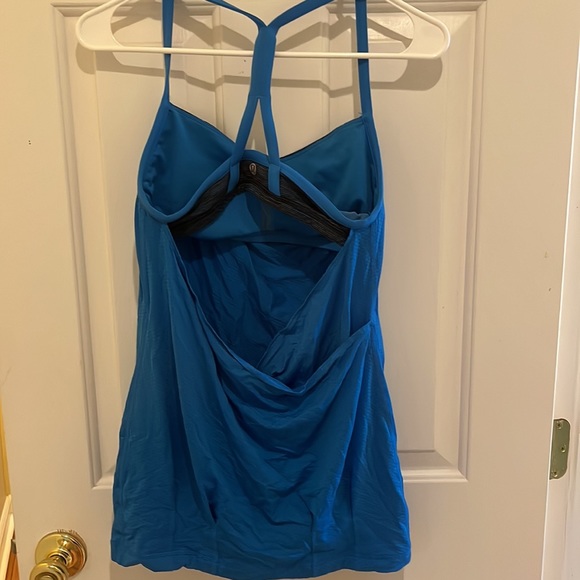 Lululemon performance tank with built in sportsbra - Picture 4 of 6